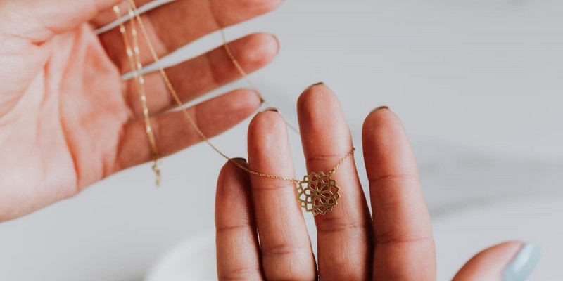 Prendre soin de vos bijoux en plaqué or : Les astuces essentielles